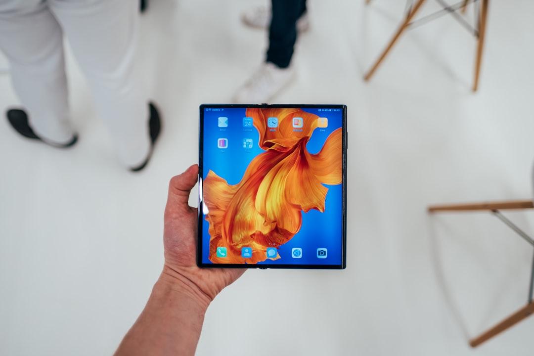 Innovations in Bezel-less & Foldable Smartphone Design