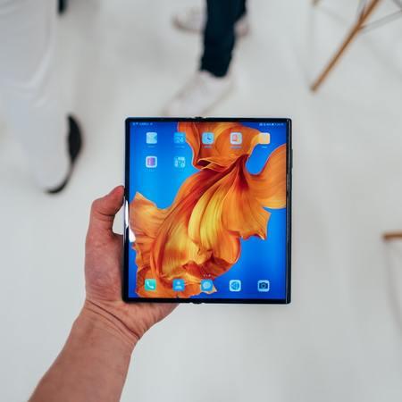 Innovations in Bezel-less & Foldable Smartphone Design