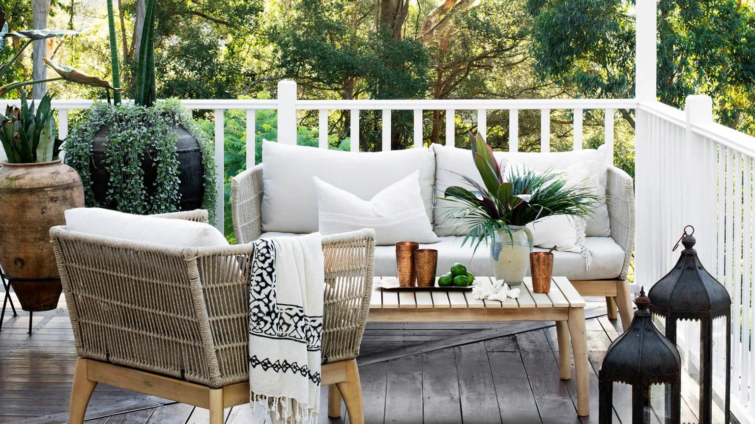 Transform Your Balcony with Plush Seating: Cozy Outdoor Tips